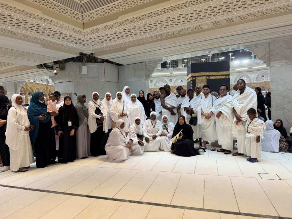 Kasfah Hajj Umrah group photo with a view of the Kaaba behind them