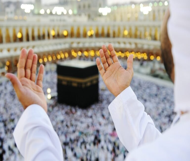 Saudi visa for Umrah pilgrims performing rituals